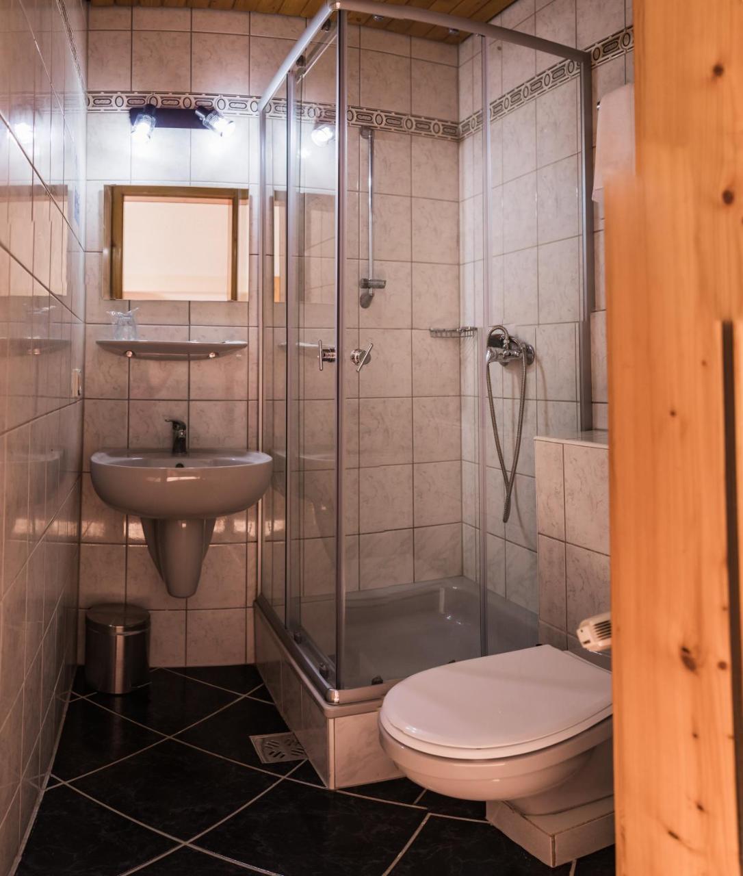 Hotel Europa Kokeltal Albeşti Exteriör bild