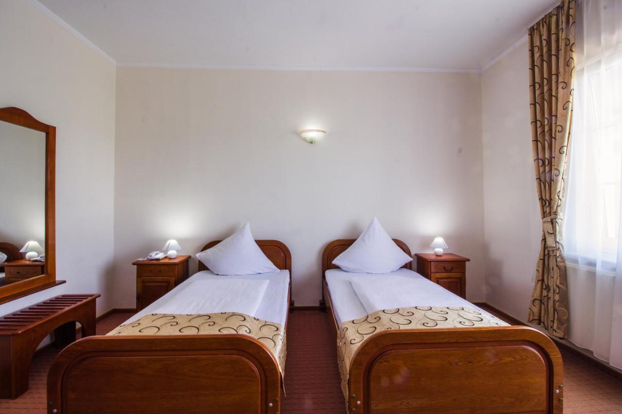 Hotel Europa Kokeltal Albeşti Exteriör bild