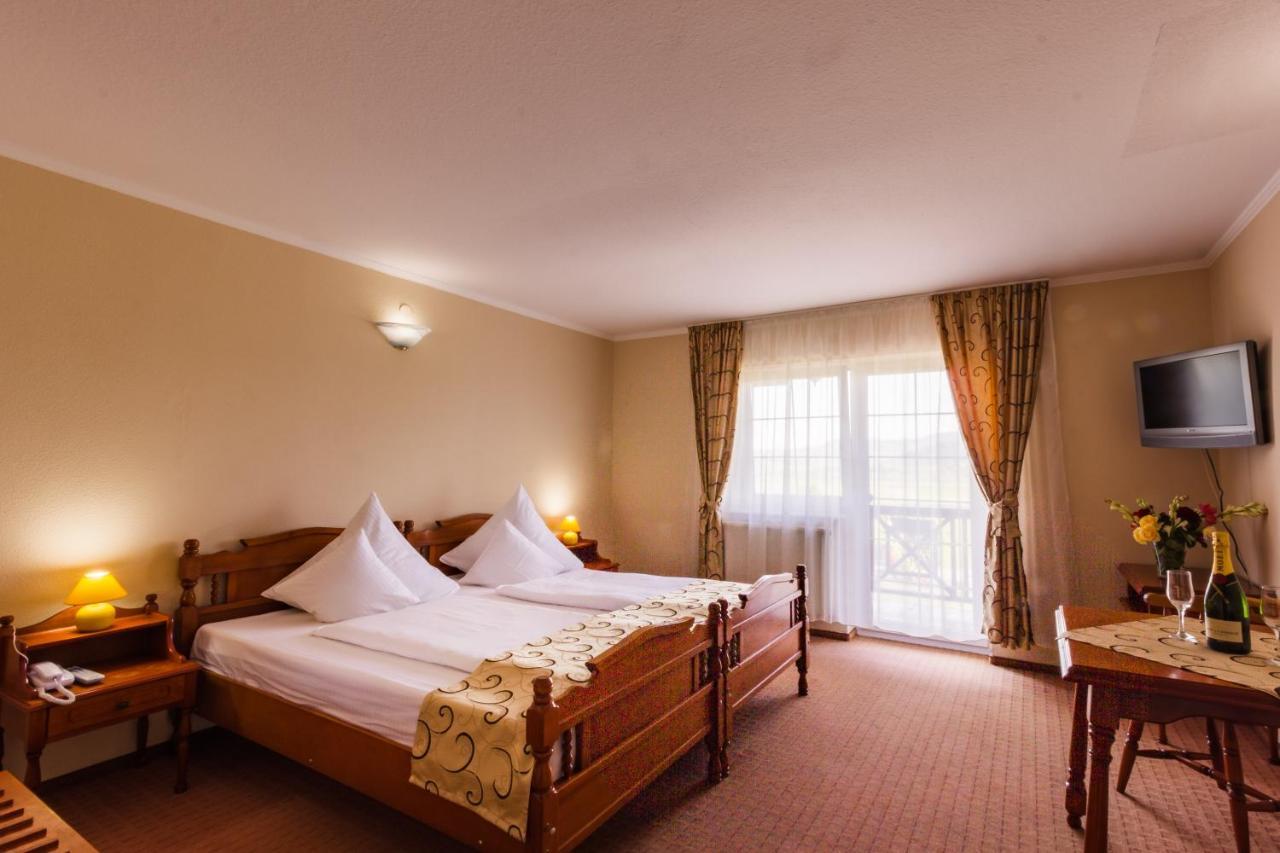 Hotel Europa Kokeltal Albeşti Exteriör bild