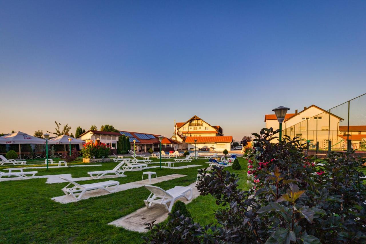 Hotel Europa Kokeltal Albeşti Exteriör bild