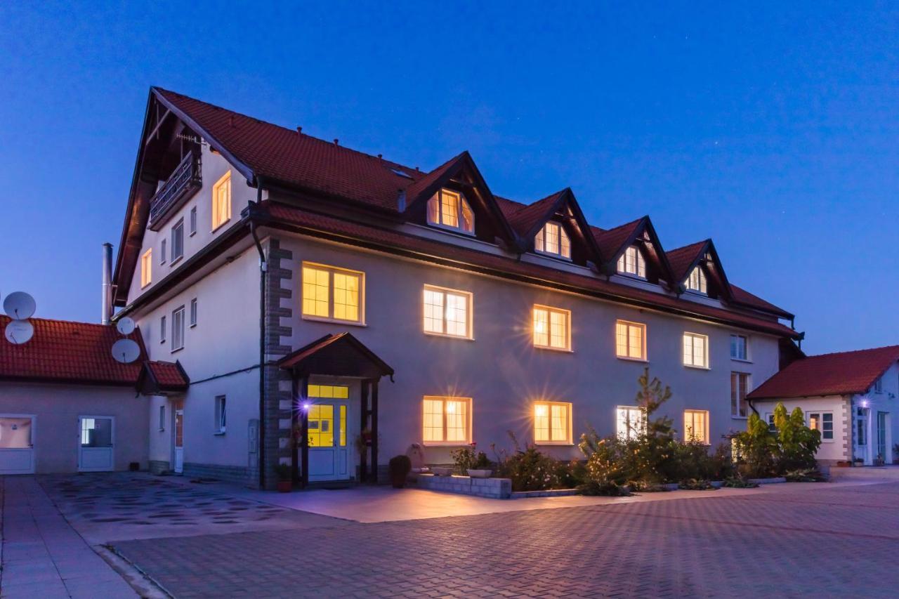 Hotel Europa Kokeltal Albeşti Exteriör bild